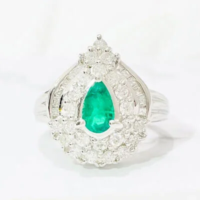 We bought No engraved Pt900 Emerald Ring